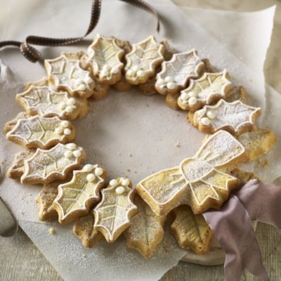 Holly Wreath Cookie Mould image(1)