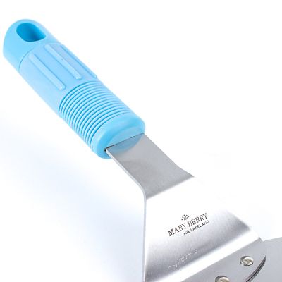 Mary Berry with Lakeland Cake Lifter image(2)