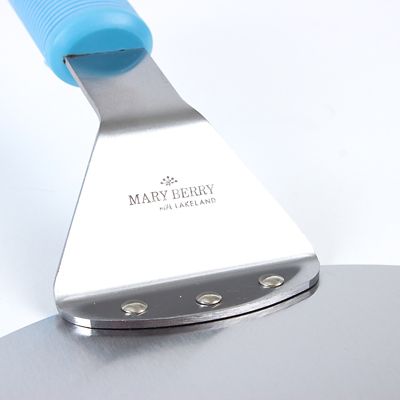 Mary Berry with Lakeland Cake Lifter image(3)