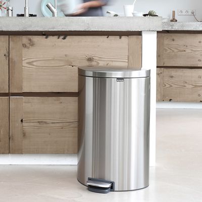 Brabantia® Flatback Kitchen Waste Pedal Bin - Silver 40L image(7)