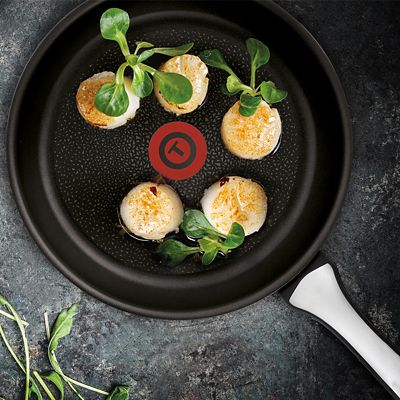 Tefal Expertise 24cm Thermo-Spot Frying Pan - (Image 4)