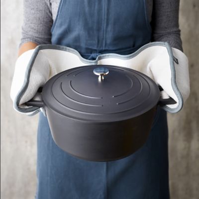 Lakeland Cast Aluminium Casserole 5 Litre image(2)