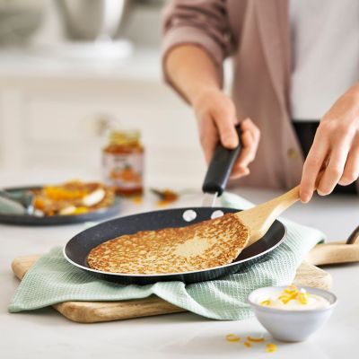 Lakeland Classic Aluminium 24cm Induction Crepe Pan image(2)