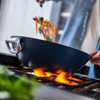 Joseph Joseph Space 32cm Aluminium Wok wiht Folding Handles image(4)