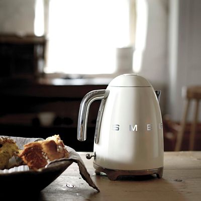 Smeg 50s Retro 1.7L Kettle Cream KLF11CRUK image(4)