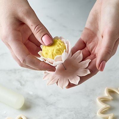 Easy Dahlia, Chrysanthemum and Water Lily Icing Cutters – Set of 3 image(12)