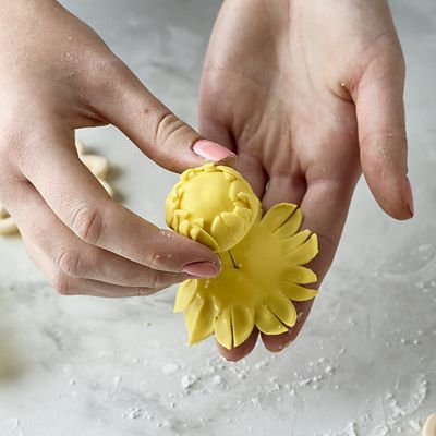 Easy Dahlia, Chrysanthemum and Water Lily Icing Cutters – Set of 3 image(6)