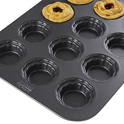 Chicago Metallic 12 Hole Mini Pie Pan Set - (Image 4)