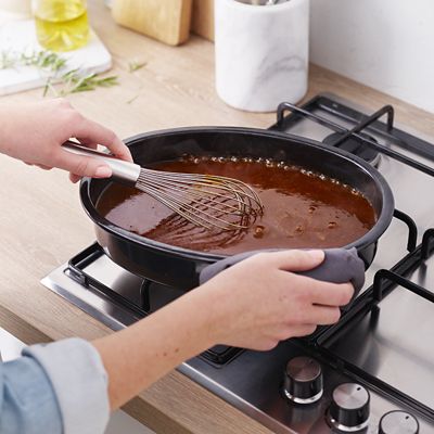 Enamel Self Basting Oval Roasting Tin with Lid image(8)