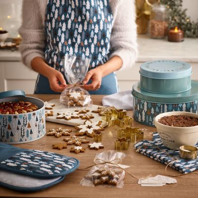 Lakeland Alpine Forest 3 Nesting Cake Tins image(2)