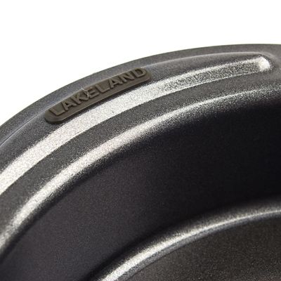 Lakeland Blue 18cm Loose Based Round Sandwich Tin image(4)