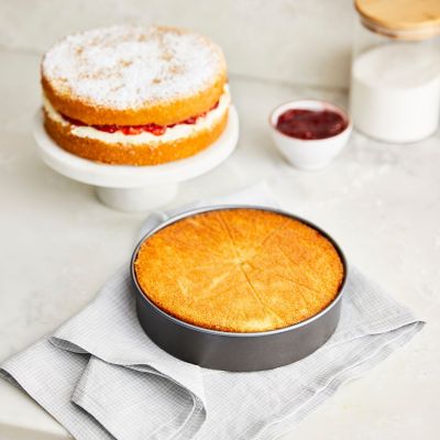 Lakeland 18cm Loose Based Sandwich Tin image(2)