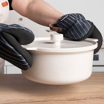 2 Cuisinart Neoprene Mini Oven Mitts Herringbone - Colours Vary image(2)