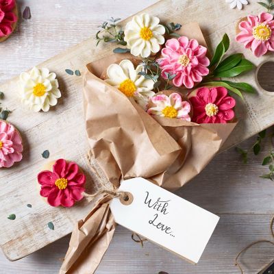 6 Crimped & Plain Plastic Scone & Cookie Cutters image(3)