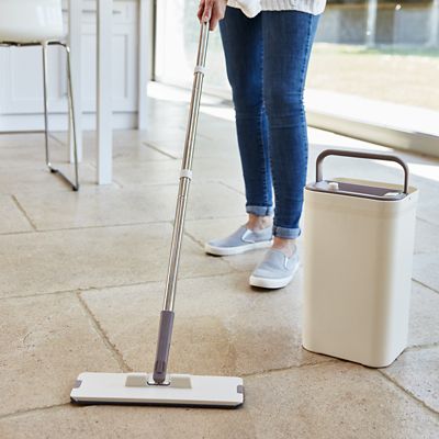 Lakeland Flat Mop Cleaning System with Integrated Squeegee Bucket image(2)