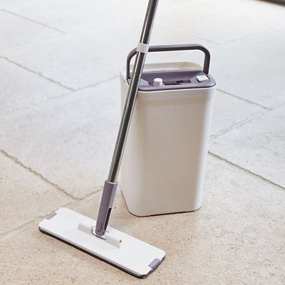 Lakeland Flat Mop Cleaning System with Integrated Squeegee Bucket image(7)