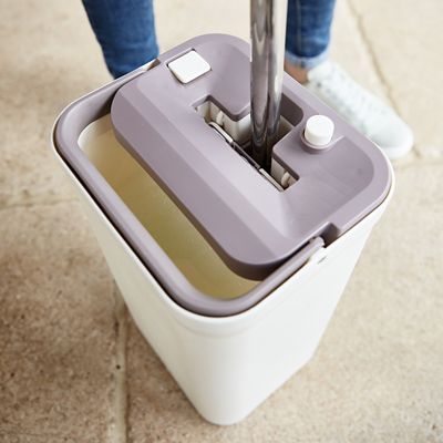 Lakeland Flat Mop Cleaning System with Integrated Squeegee Bucket image(8)