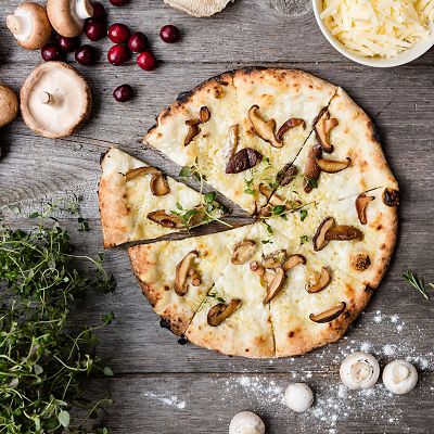 Ooni 3 Wood-Fired Outdoor Pizza Oven with Baking Stone alt image 9