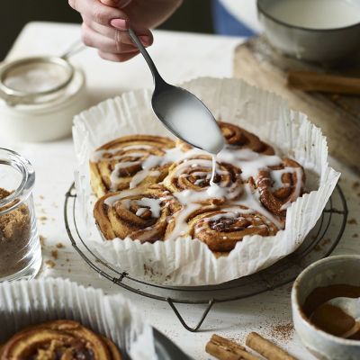 Lakeland Baking Parchment 18cm Cake Tin Liners - Pack of 50 image(2)