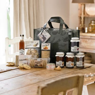 Cottage Delight Weekender Collection image()