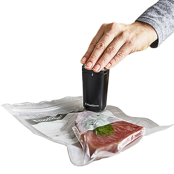 FoodSaver Handheld Vacuum Sealer Plus 10 Bags and 1.2L Box image(1)