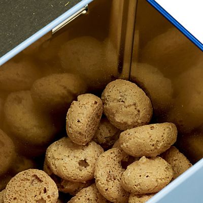 Gadeschi Rome Amaretti Italian Biscuits and Tin 200g alt image 2