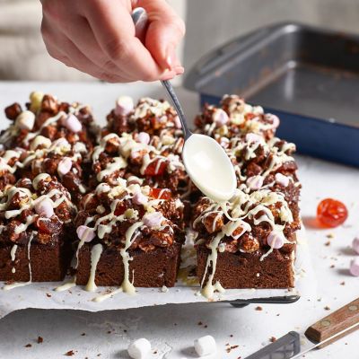 Lakeland Loose Based 20cm Square Baking Tin image(5)