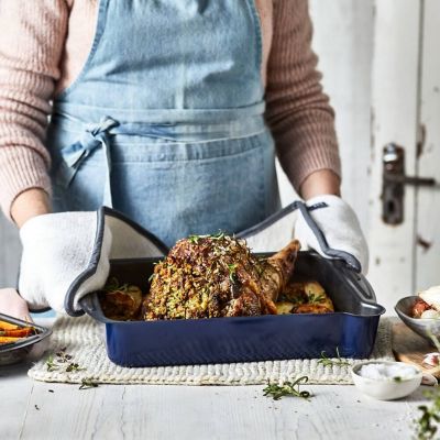 Lakeland Standard Roasting Tin with Pouring Lip image(2)