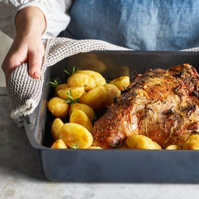 Lakeland Large Roasting Tin with Pouring Lip - (Image 2)