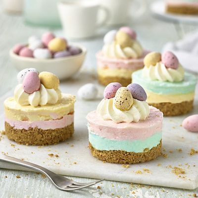 Lakeland 12 Hole Loose Based Mini Sandwich Tin image(10)