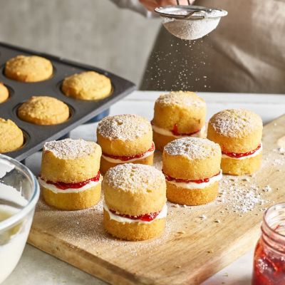 Lakeland 12 Hole Loose Based Mini Sandwich Tin image(6)