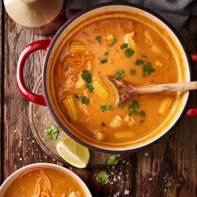 Lakeland 20cm Paprika Red Round Cast Iron Casserole image(2)