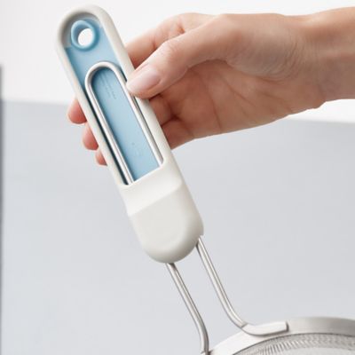 Joseph Joseph® Shake It Self-Tapping Sieve image(4)