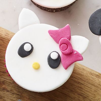 Renshaw Ready to Roll Coloured Icing - 250g Fuchsia Pink  alt image 2