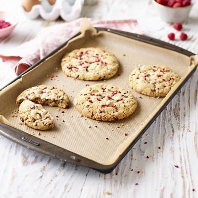 Lakeland Structured Baking Paper Roll 38cm x 10m - (Image 2)