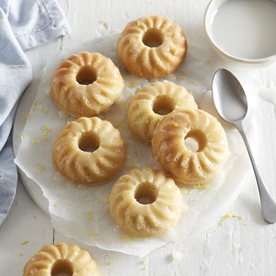 Lakeland Speciality Bakeware 12 Cup Swirl Ring Tin image(7)