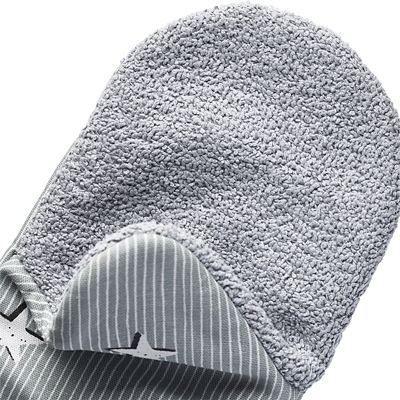 Mary Berry with Lakeland Star and Stripe Print Gauntlet Oven Glove image(4)