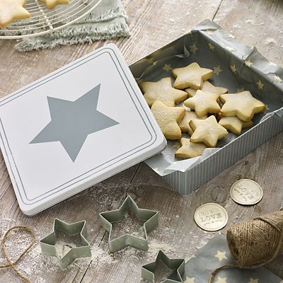 Mary Berry with Lakeland Bake to Give Star Cookie Cutters Set image(2)