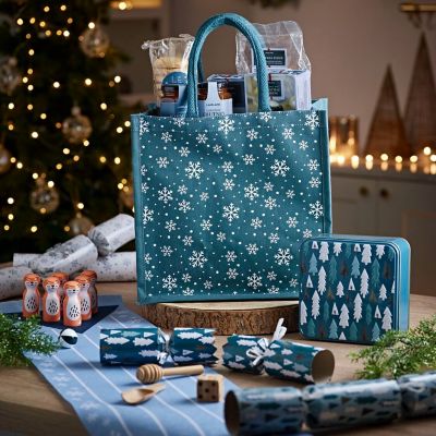 6 Lakeland Alpine Forest Luxury Crackers image(7)