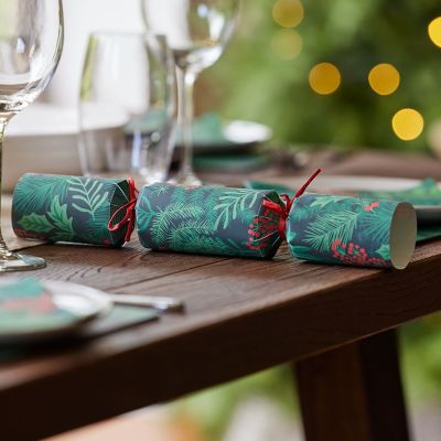 6 Lakeland Murder Mystery Whodunnit Christmas Crackers image(3)