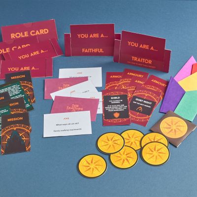 6 The Traitors Christmas Crackers image(2)