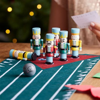 6 Lakeland Nutcracker Bowling Crackers image(2)