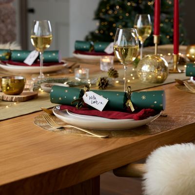 6 Lakeland Murder Mystery Whodunnit Christmas Crackers image(5)